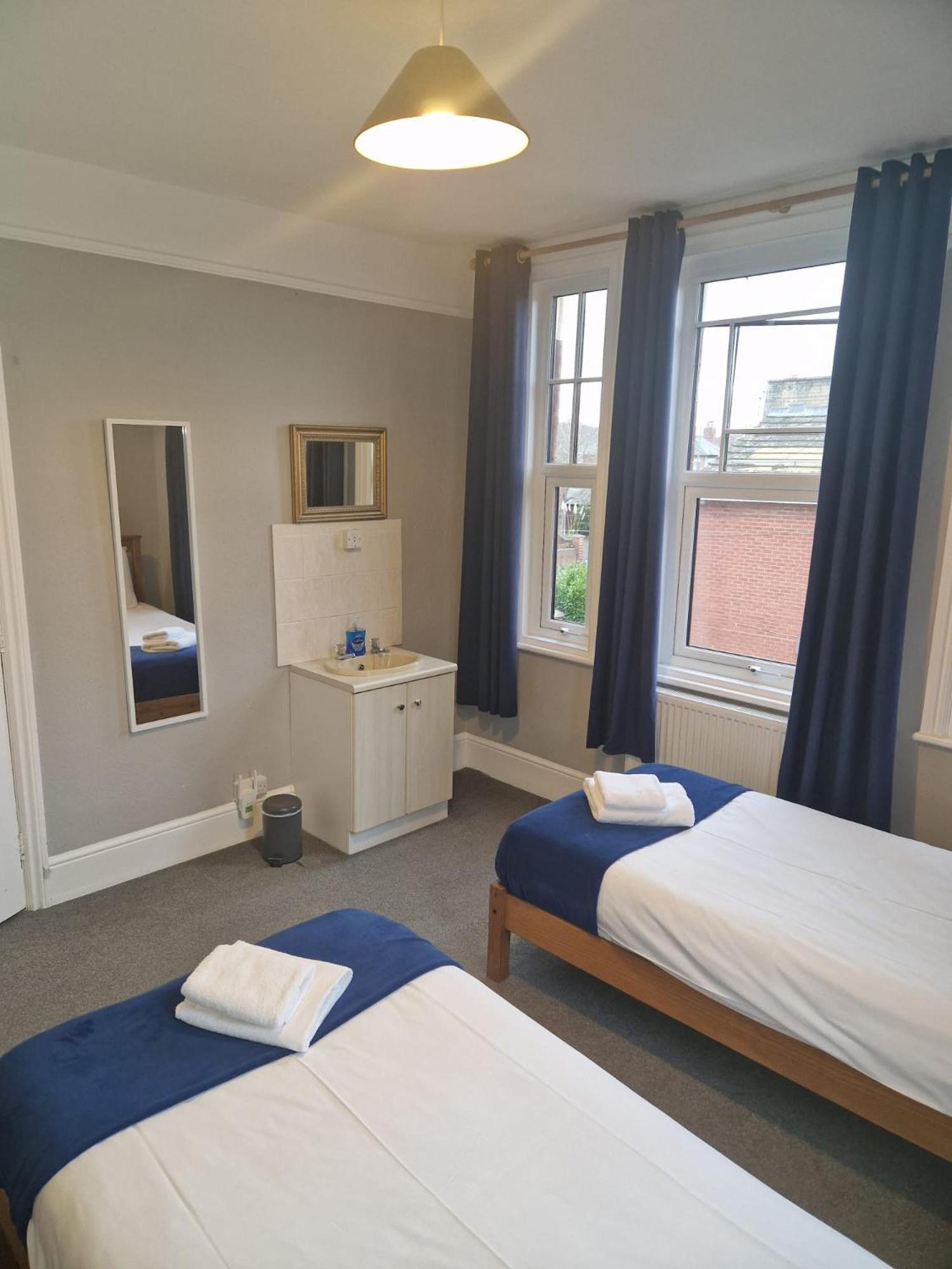 Hereford - Falcon House - Spacious 5 Bedroom House With Games Room - Sleeps 14 Guests - Great Property For Family & Friends Gathering Together - Hosted By Rentmyhouse Exterior photo