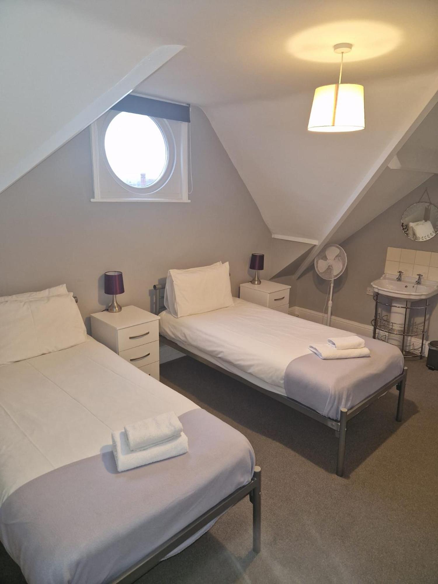Hereford - Falcon House - Spacious 5 Bedroom House With Games Room - Sleeps 14 Guests - Great Property For Family & Friends Gathering Together - Hosted By Rentmyhouse Exterior photo